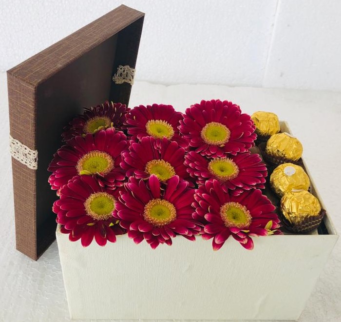 Caja Rectangular con 9 Gerberas y Bombones